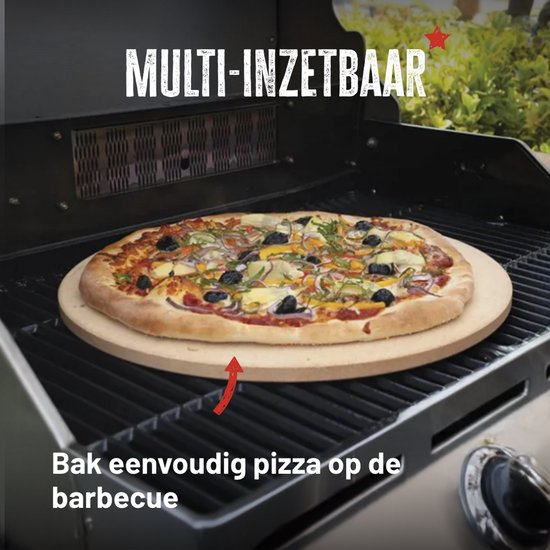 Een ronde pizzasteen met een pizza op een barbecue. Tekst: 'MULTI-INZETBAAR Bak eenvoudig pizza op de barbecue'