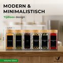 Zes glazen kruidenpotjes van 11cm hoog, met bamboedeksel, gevuld met kurkuma, oregano, anijs, kardemompeulen, laurierblad en paprikapoeder.