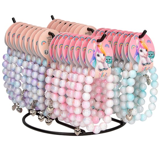 Display met meerdere parelmoerachtige armbanden in pastelkleuren, met hartjesbedeltjes.