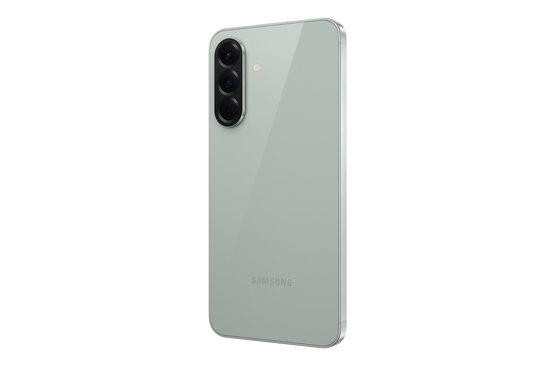 Achterkant van een glanzende, lichtgroene Samsung Galaxy A56 5G met drie camera's.
