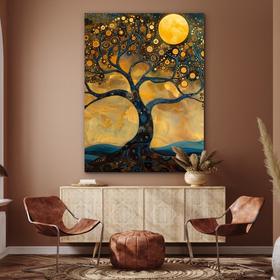 Arbre abstrait aux teintes dorées et bleues, illuminé par une grande lune jaune, dans un intérieur moderne.