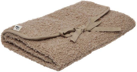Bruin, teddy-achtig verschoningsmatje met beige rand en strik.