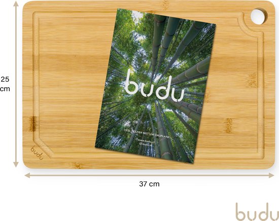 Een Budu bamboe snijplank van 37x25 cm, met een brochure met een bamboebos erop. De plank heeft een sapgeul.