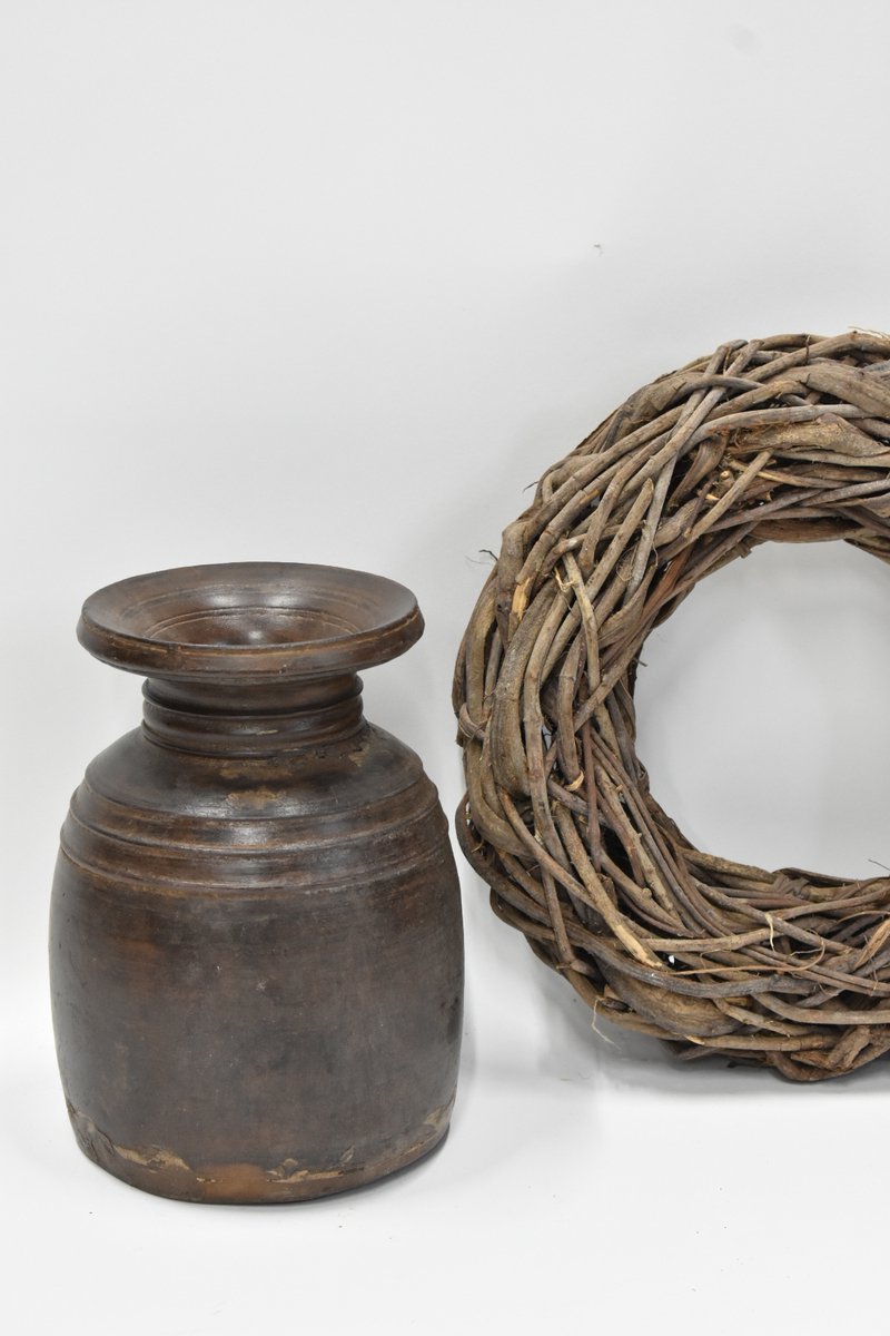 Authentieke Nepalese houten oude pot/kruik H 26 cm - oude houten authentieke pot/kruik/vaas - sober - robuust - landelijk. (78)