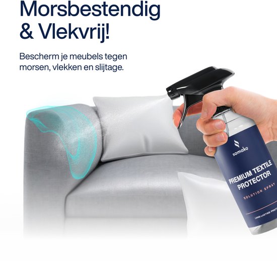 Hand spuit Samako Premium Textile Protector Solution Spray op een grijze bank met blauwe beschermende nevel.