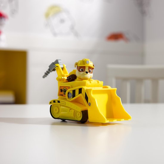 Gele Paw Patrol bulldozer speelgoed met Rubble in de bestuurderscabine.