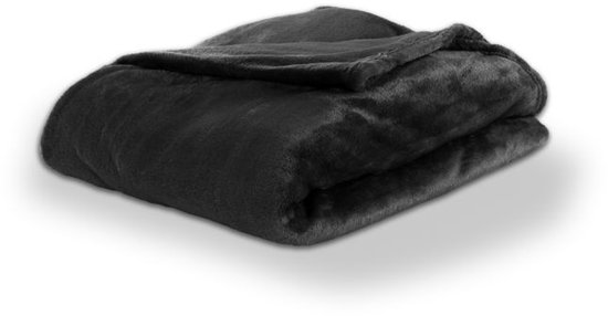 Een gevouwen, effen zwarte microvezel plaid op een witte achtergrond.