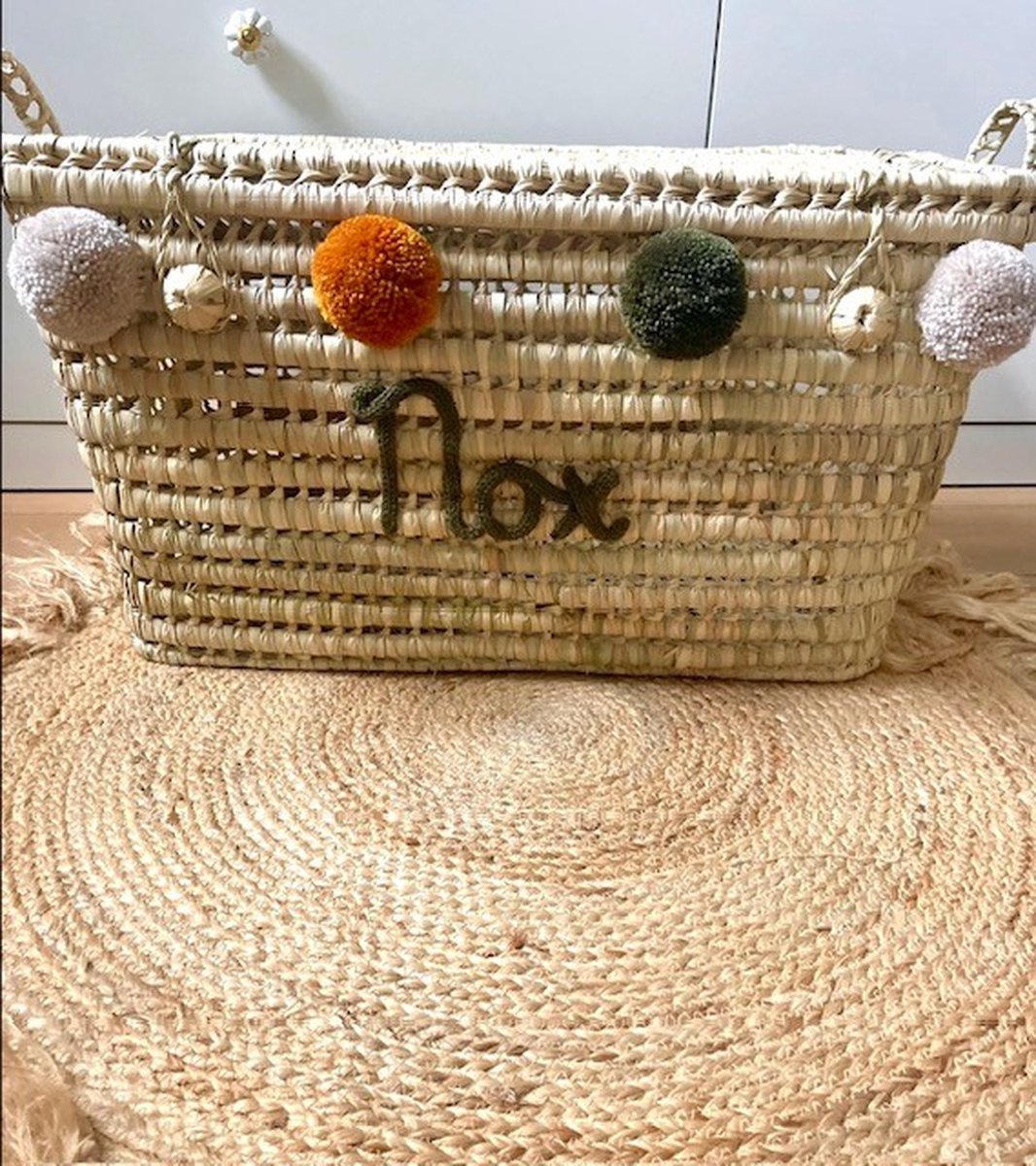 Opbergmand – Speelgoedmand – 60cm - Speelgoedkoffer – Koffer - Rieten mand - Speelgoed - Opbergen - Mand met naam - Pompon - Wol – Geschenk – Sint – Kerst – Verkleedkoffer - Kinderkamer - Gepersonaliseerd - Handgemaakt - Decoratie - Geboorte - Cadeau
