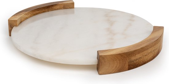 Wit marmeren dienblad met bruine aders en houten handgrepen.