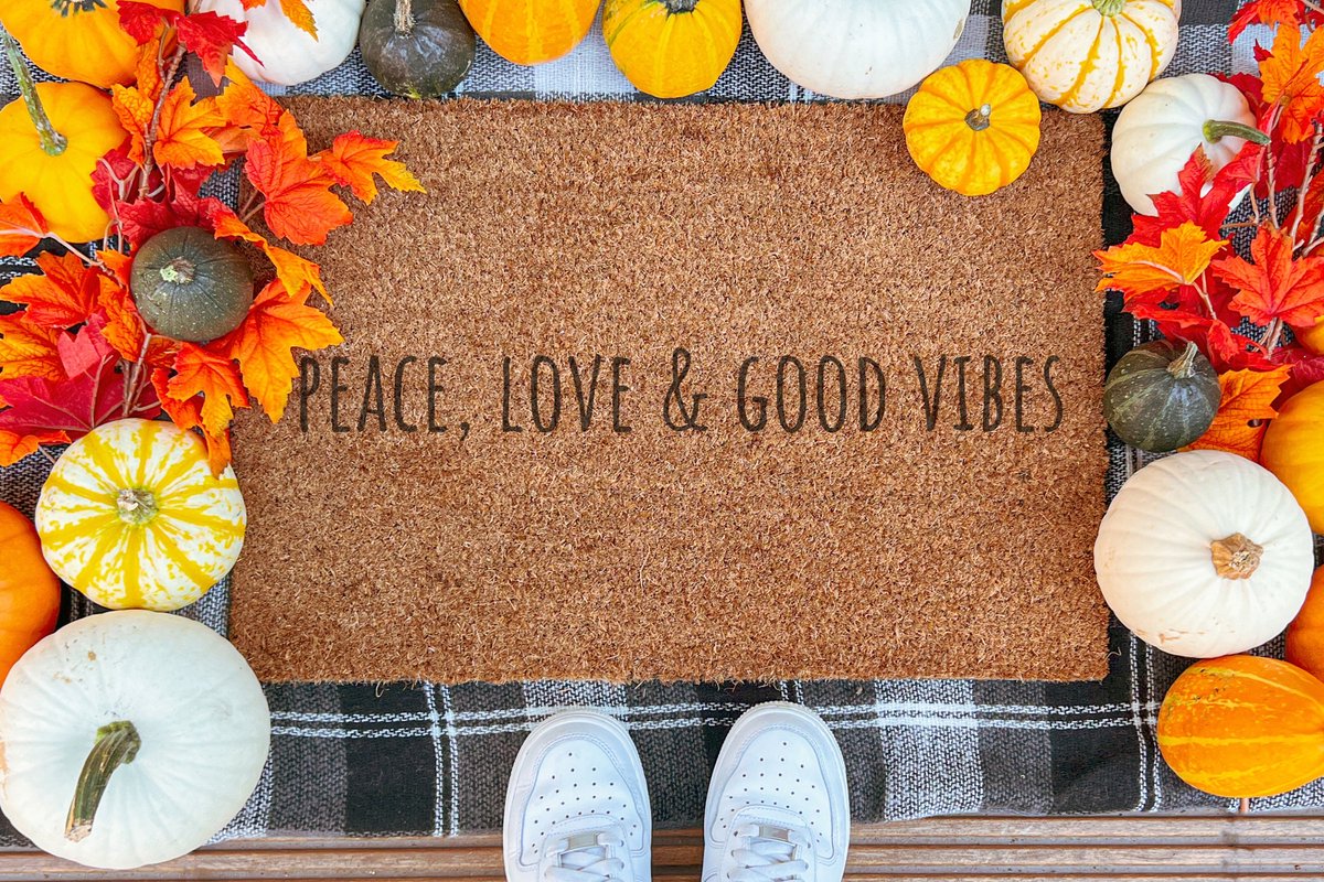 Laser Point Peace Love And Good Vibes | 60x40 cm | Nieuwe huis cadeau | Ingangsmat | Deurmat met stijl | Verhuizing cadeau | Praktisch & trendy | Perfect voor binnenkomst | Cadeau voor nieuwe woning Bruin | Zwart (Gravering 60x40)