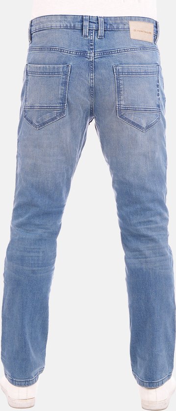 Lichtblauwe jeans met rechte pasvorm, getoond vanaf de achterkant.