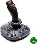 Zwarte Thrustmaster SimTask Farmstick met oranje knoppen en grijze basis, met 'Designed for Xbox' logo.