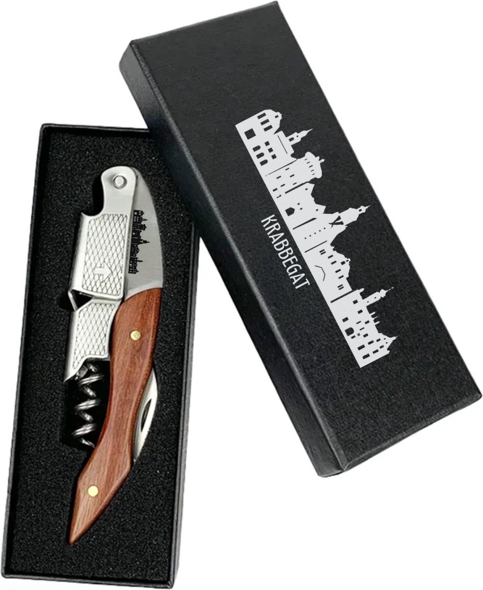 Mémoire® Krabbegat Kurkentrekker - Exclusieve Wijnopener met Skyline van Bergen op Zoom - Het perfecte cadeau voor Bergenaren & Vastenavend liefhebbers - 3 in 1 Sommelier mes - Premium kelnermes van hout - Stijlvolle en functionele kurkentrekker — cadeau in Kookcadeaus - foto 4