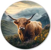 Graphic Message - Wandcirkel - Schotse Hooglander - Schotland - Print op Cirkel - Wanddecoratie Woonkamer - Wooncirkel - Muurcirkel - Groen Natuur Landschap - Koe - Stier - Natuurlandschap - Bloemenveld - Bergen