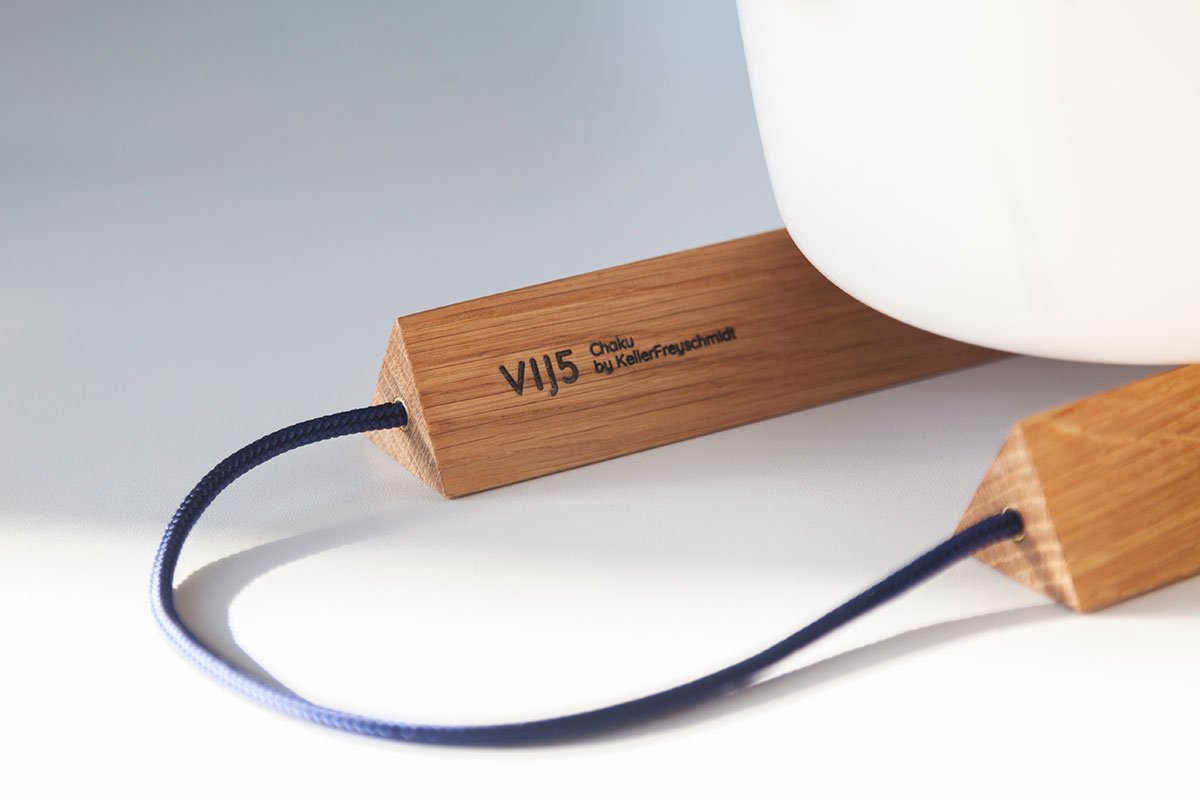 Vij5 - Chaku design onderzetter door KellerFreyschmidt - notenhout - blauw koord
