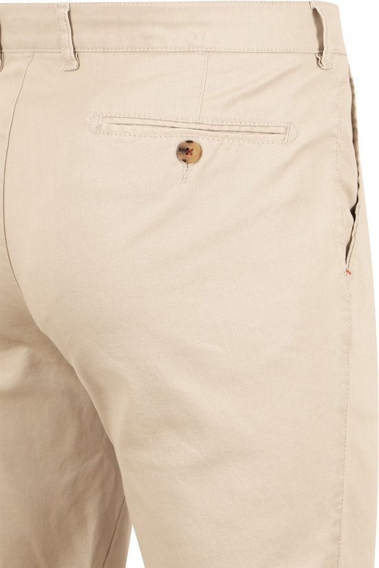 Achterzak van een lichtbeige mannen chino met bruine knoop.