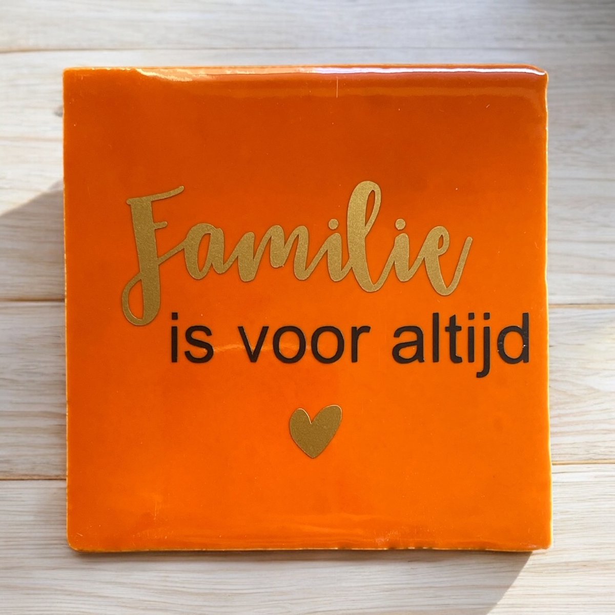 Hip Tegeltje met tekst-Familie is voor Altijd-Oranje-Spreuk-Cadeua-Geschenk-Gift-Kado-Zomaar-Verjaardag-Kerst-Sint