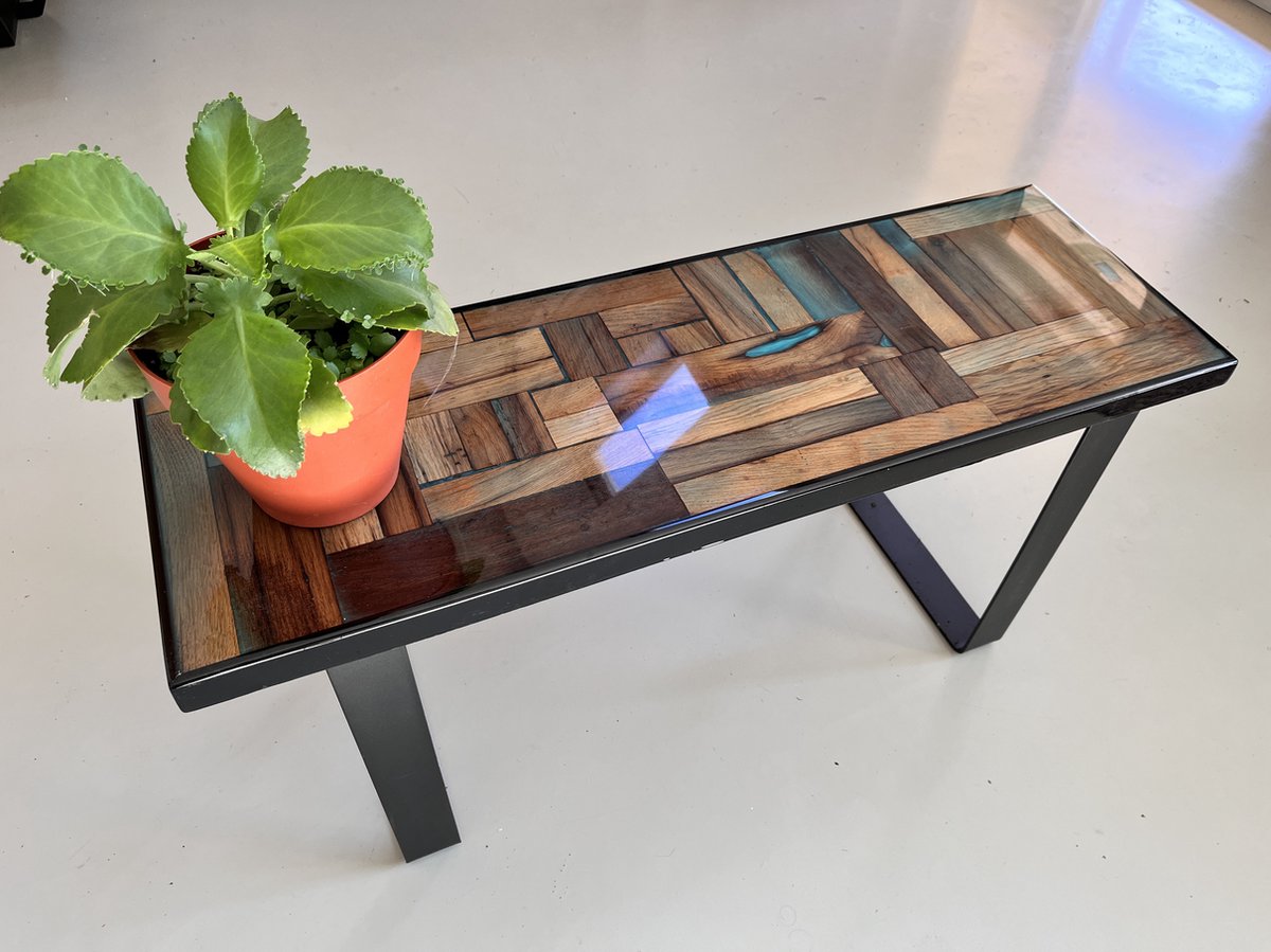 salontafel / kunstobject oud eikenhout in epoxy zwart stalen onderstel