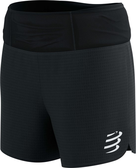Zwarte Compressport trail racing short met wit logo op de linker pijp.