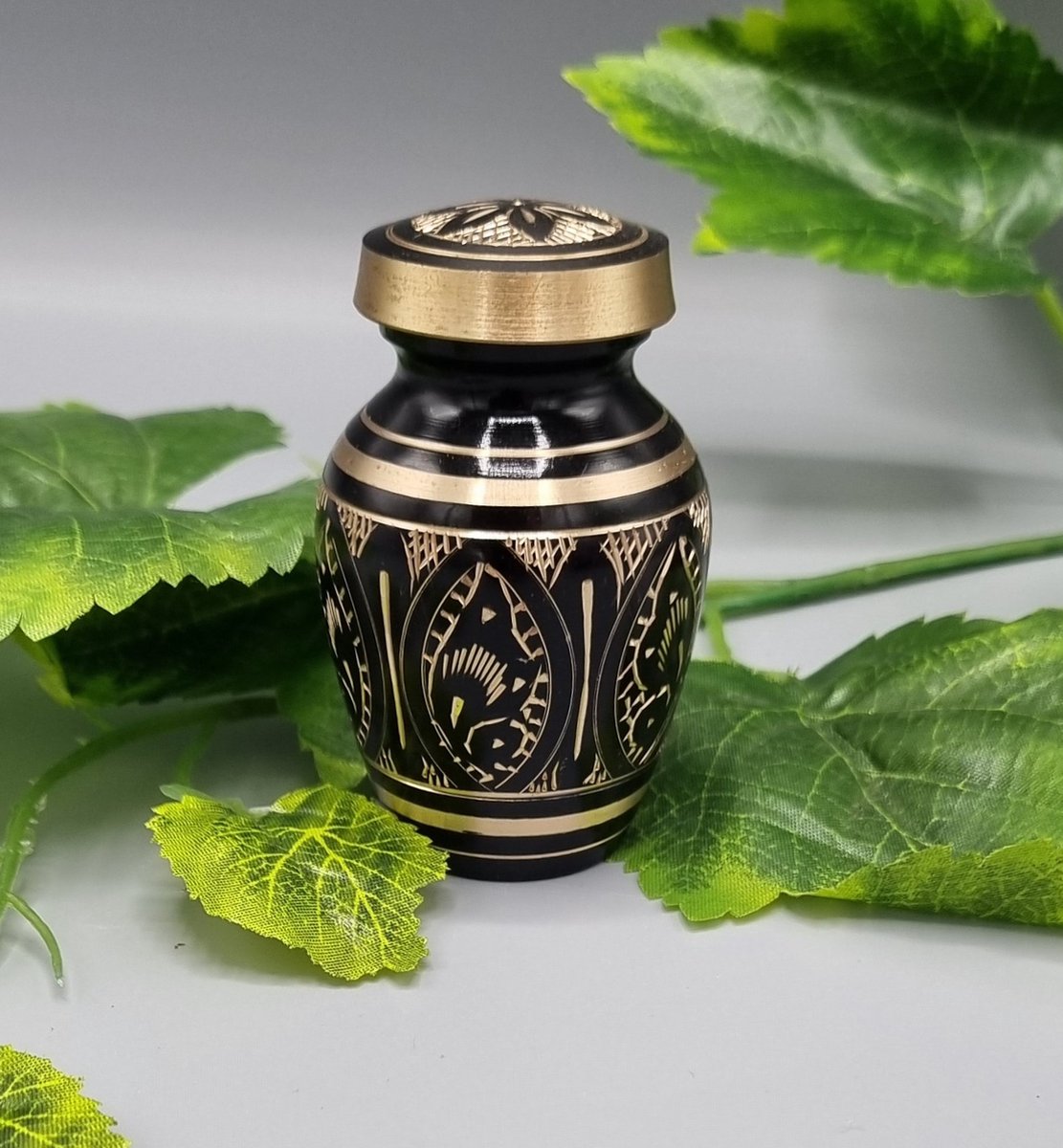 Mini urn - Messing - ZBL-14-K - Zwart gegraveerd - Urn - Schroefdeksel