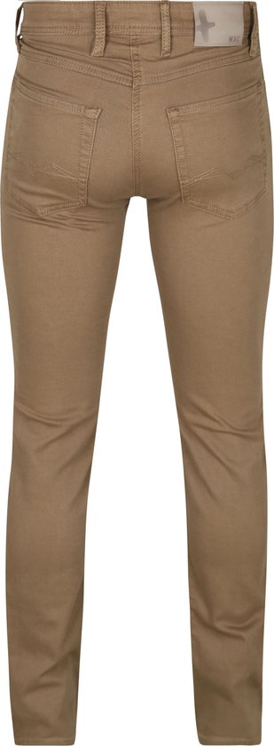 Bruine jeans van Mac, moderne pasvorm, achterkant met zakken en merklabel.