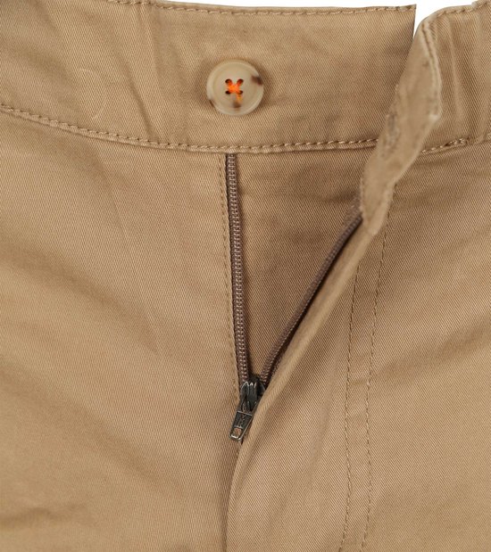 Detail van de sluiting van een lichtbruine chino broek met bruine knoop en rits.