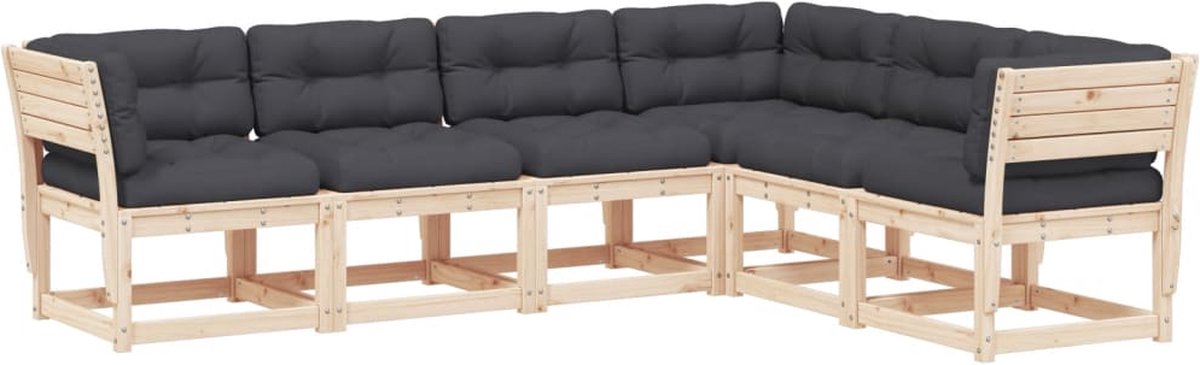 Loungeset van massief grenenhout met kussens en houten tuinbank.