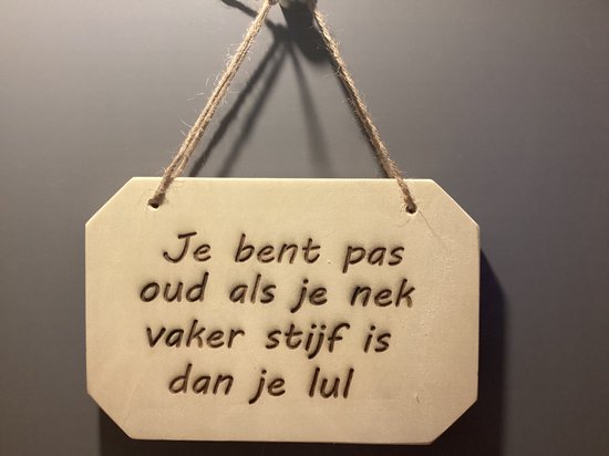 Tekst bord afmetingen: 23.1 x 15,6 x 1.5. Tekst: je bent pas oud als je