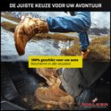 Boven: schoen in gras en water bij berglandschap. Onder: schoen op vuile autovloermat, met naastgelegen schone mat.
