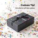 Zwarte cadeauverpakking met lint, omringd door gekleurd confetti en de tekst 'Cadeau Tip! Het ultieme self-love cadeau'.