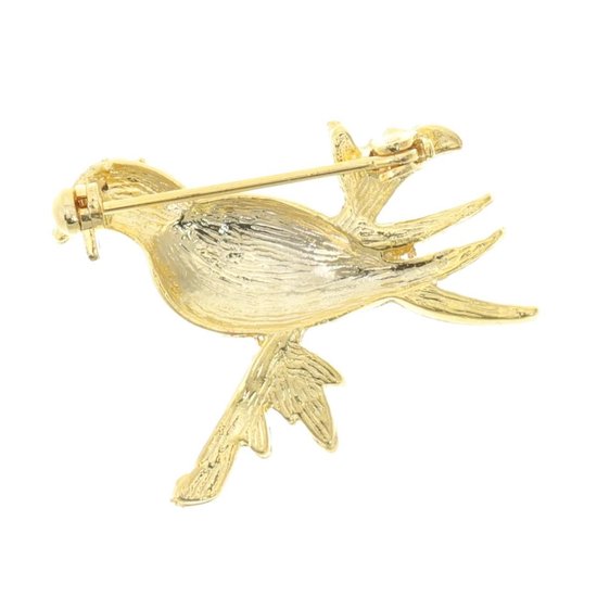 Achterkant van de gouden broche met vogel op tak, met sluiting.