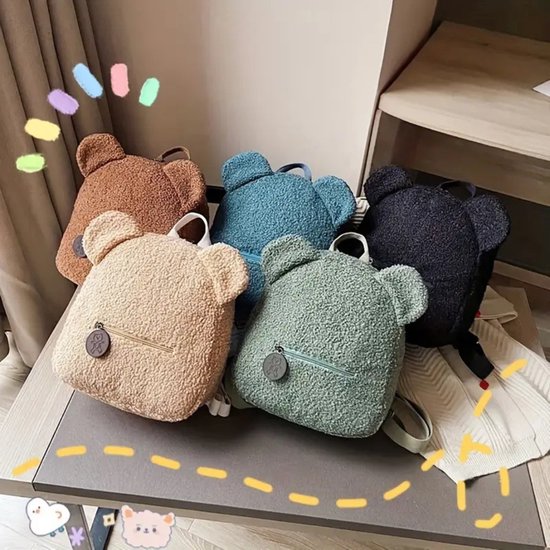 Vijf teddy rugzakken in verschillende kleuren: bruin, beige, blauw, groen en zwart.