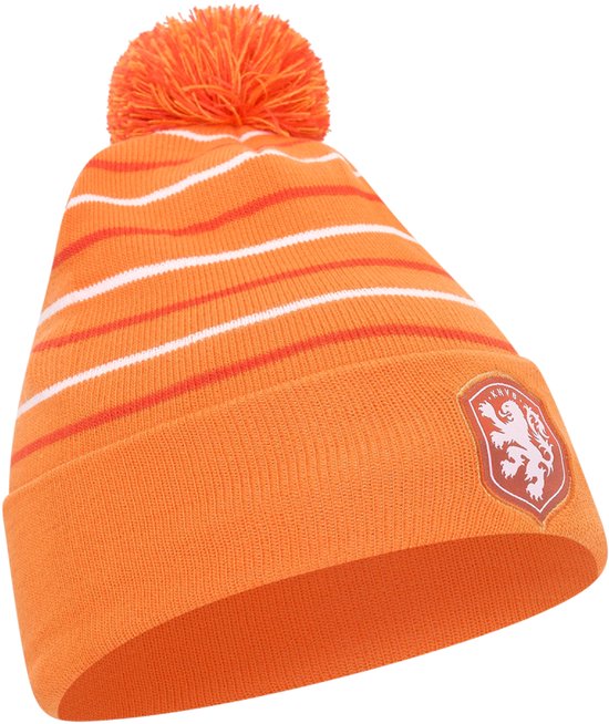 Oranje muts met horizontale witte en rode strepen, een oranje pompon en het KNVB logo.