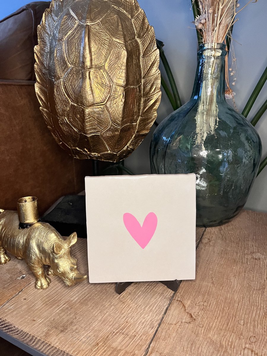 Beige handvorm decoratie tegeltje met roze hartje