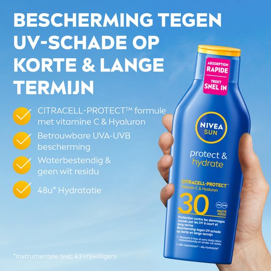 Hand houdt een blauwe NIVEA SUN fles met SPF 30, met rode 'Absorptie Rapide' sticker.