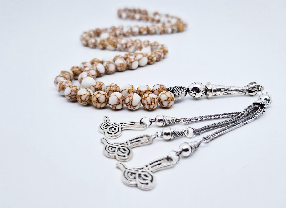 Handgemaakte tesbih "Tasbih" natuursteen "Wit howliet gesponnen goud" - Aantal kralen 99 - Diameter kralen 8MM - met metaal tassel "Arabische kalligrafie" - Een mooi cadeau-idee