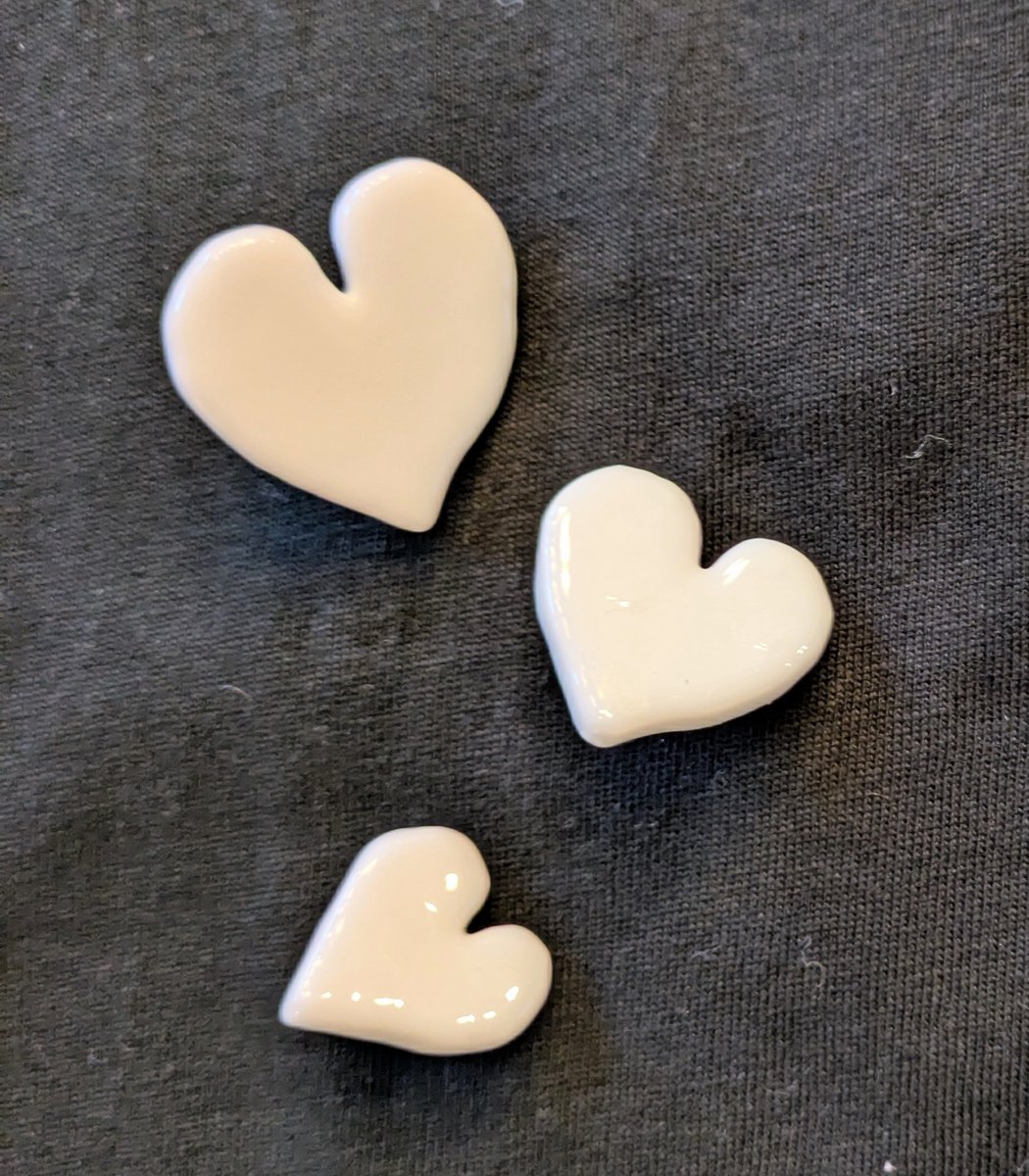 M-apART Broche, set van 3 handgemaakte witte hartjes van glas, pins