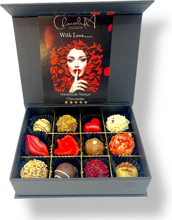 Valentijn/LOVE klein - Luxe doos chocolade speciaal voor jouw lief met extra persoonlijke kaart en glossy boekje met allemaal lieve verhaaltjes.