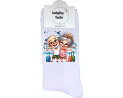 Liefste Oma Opa - Grappige sokken - Origineel cadeau - Verjaardag cadeau - Sint cadeau - Leuke sokken - Cruise - Vrolijke sokken - Grappig cadeau - Pensioen cadeau - Kerstcadeau - Vaderdag - Moederdag - Vakantie - Reizen - Socks maken Happy - 37-44