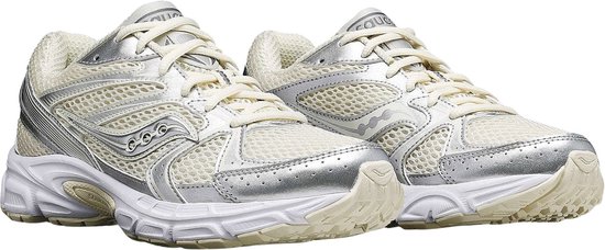 Paar witte Saucony sneakers met zilverkleurige details, schuin van voren.