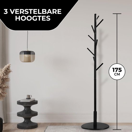 Zwarte staande kapstok van 175 cm hoog, getoond in een lege ruimte met decoratie.