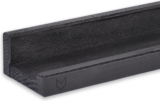 Een enkele zwarte wandplank met een subtiel logo.
