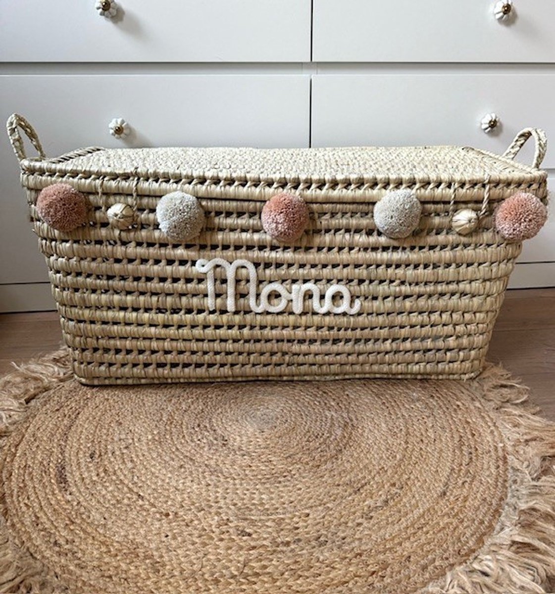 Opbergmand XXL - Rieten mand - 80cm - Speelgoed - Opbergen - Mand met naam - Pompon - Wol - Gepersonaliseerd - Handgemaakt - Decoratie - Geboortegeschenk - Verjaardagscadeau - Kraamcadeau - Geboorte - Marokko - Palmblad -Cadeau - Kinderkamer - Koffer