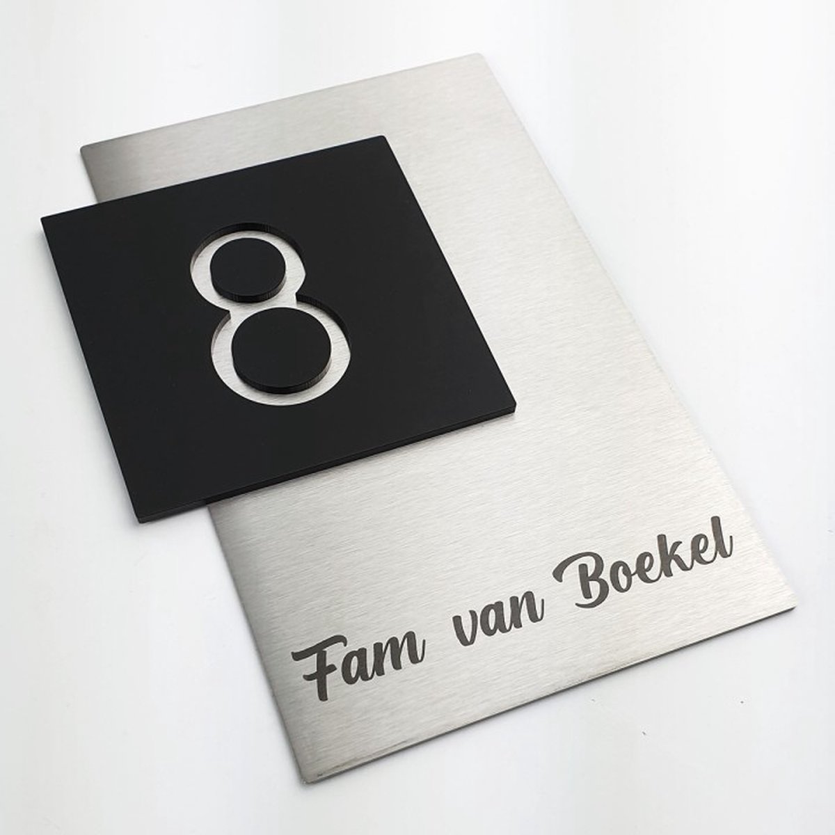 rvs naambordje voordeur met zwart opliggend huisnummerbord 15x20cm