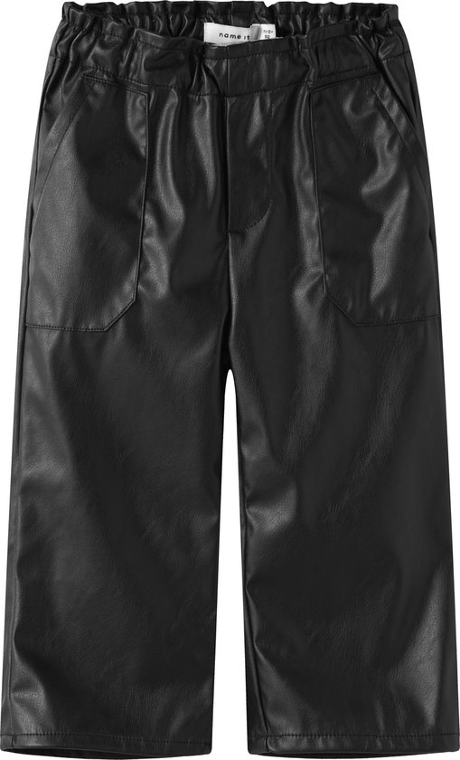 Zwarte imitatielederen culotte met steekzakken en elastische tailleband.
