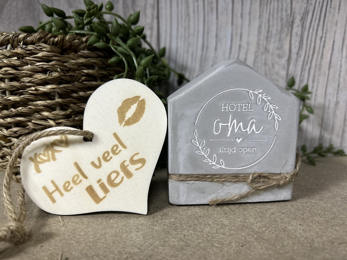 Creaties van Hier – Cement house Oma met houten hartje - 8 cm – Cement
