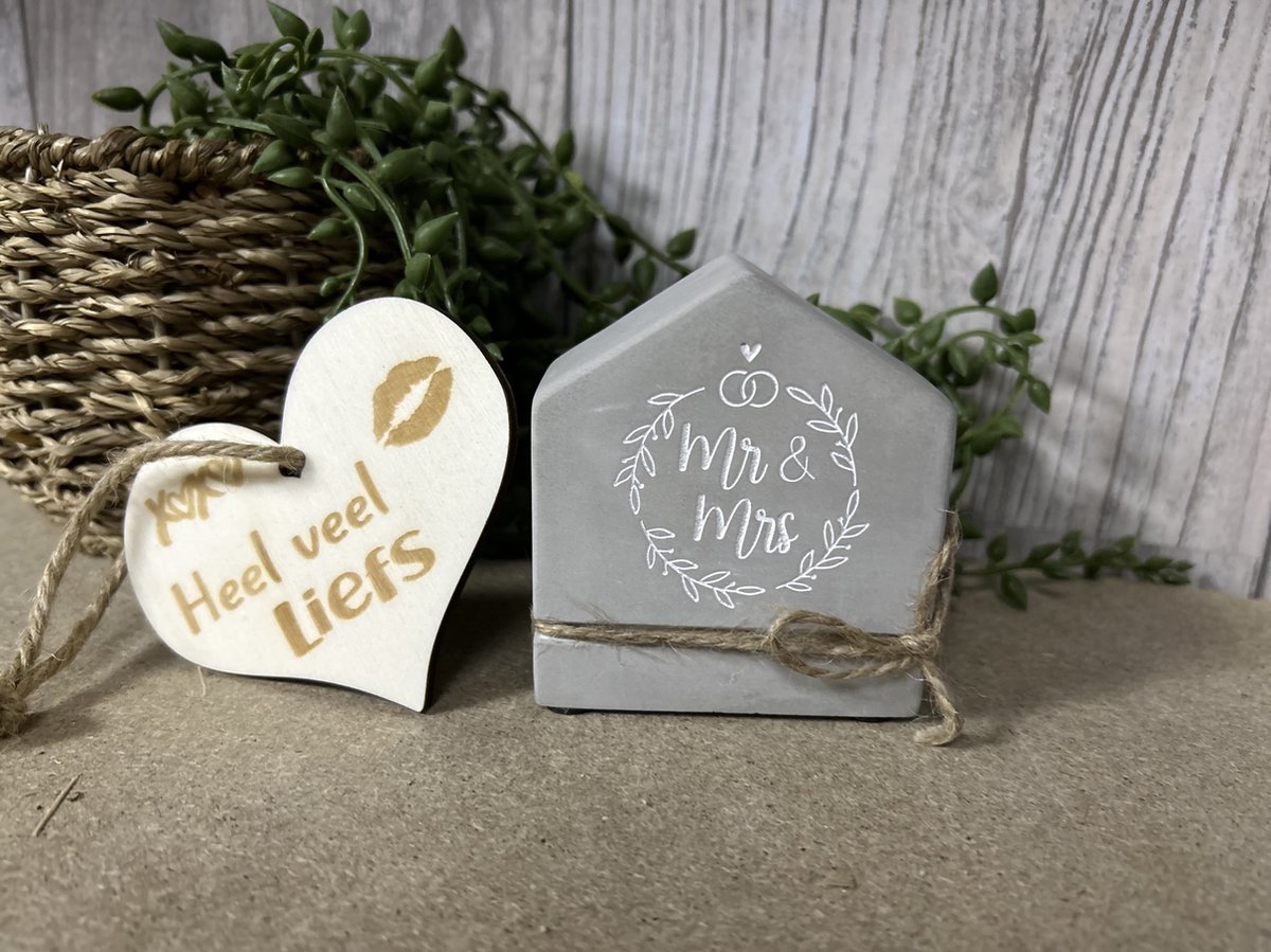 Creaties van Hier – Cement house Mr en Mrs met houten hartje - 8 cm – Cement