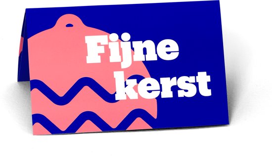 Kerstkaart met de tekst 'Fijne kerst' op een blauwe achtergrond met een roze kerstbal.