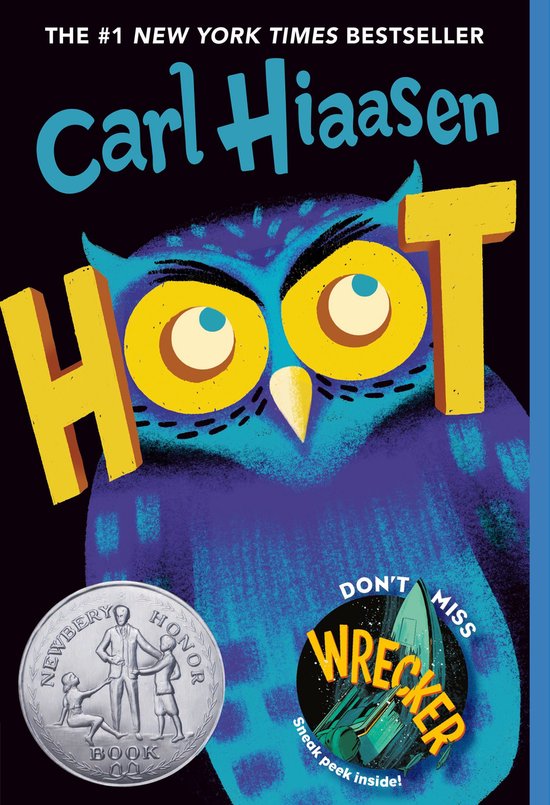 Boekcover van 'Hoot' van Carl Hiaasen, met een grote blauwe uil en gele letters 'HOOT'. Bevat Newbery Honor medaille en 'Wrecker' reclame.