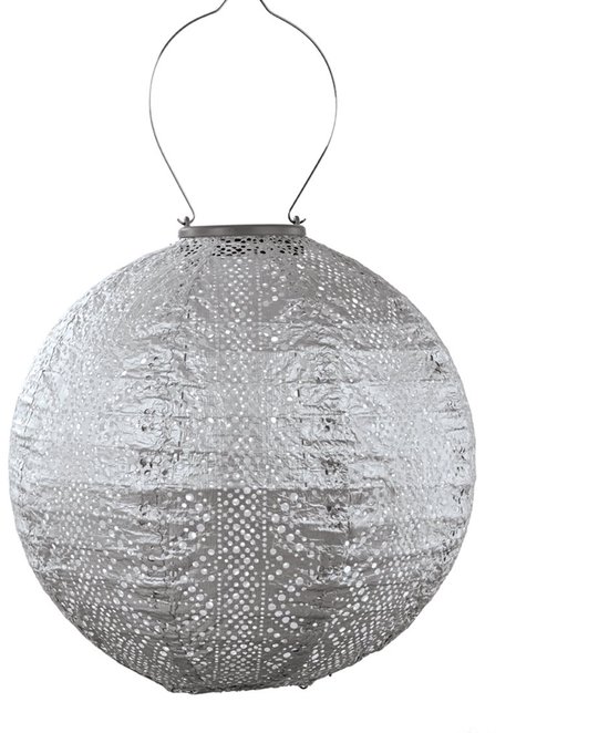 Zilverkleurige, ronde lampion met een gedetailleerd, perforert patroon en een lus aan de bovenkant.